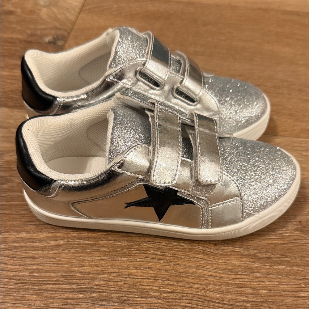 Nina Silver and Black Kids Shoes with Star Design